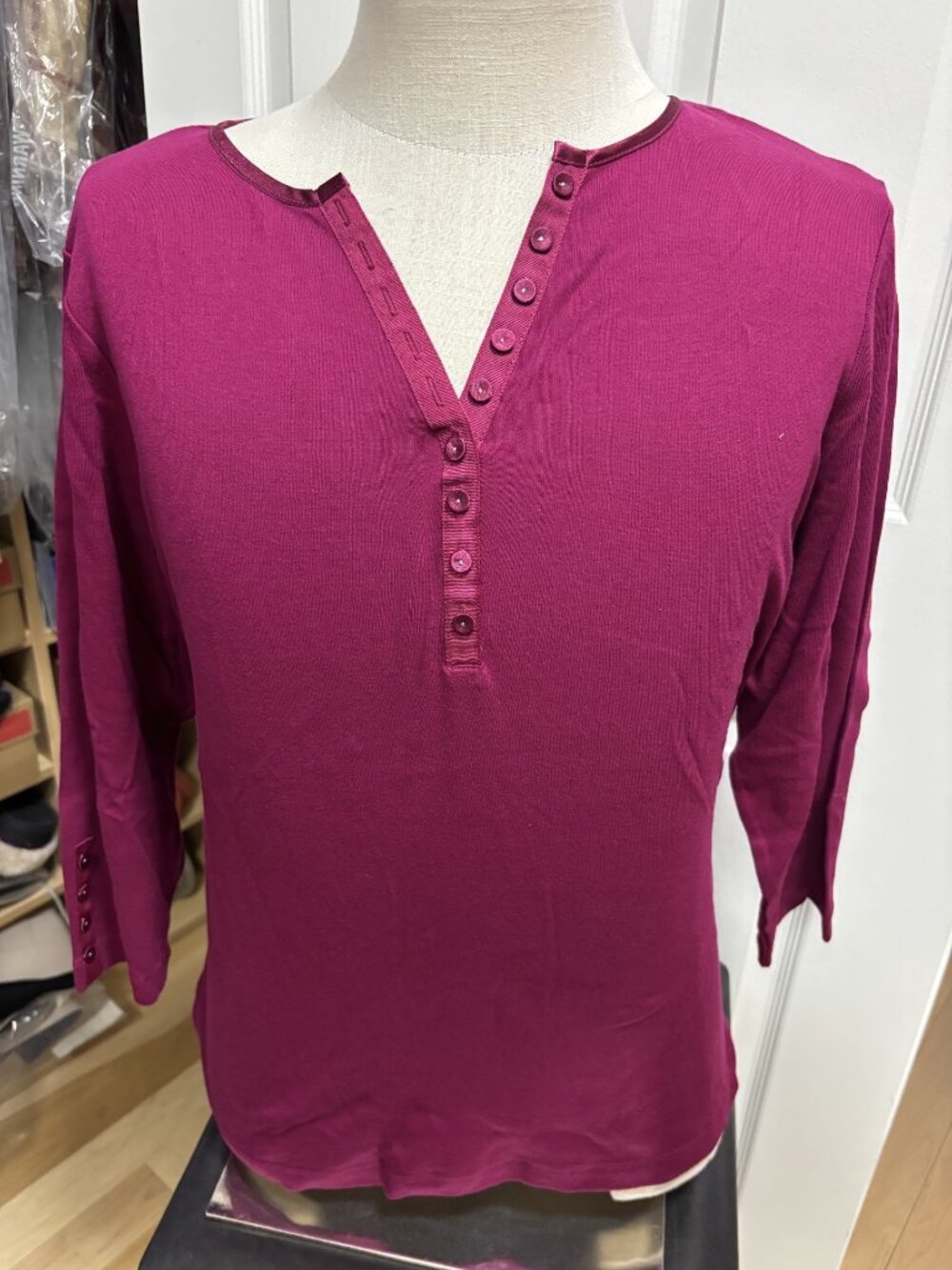 burgandy, vneck, 3/4 sleeve top